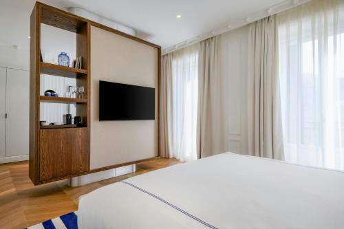 Junior King Suite with City View