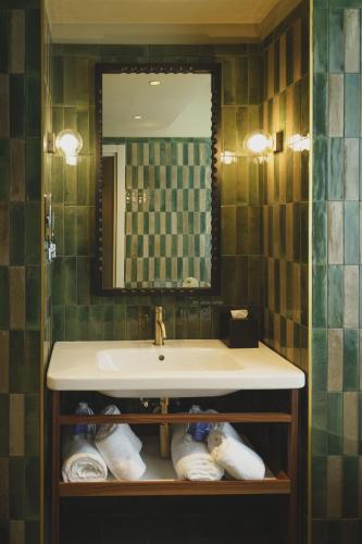 Deluxe Room with Bath and Shower