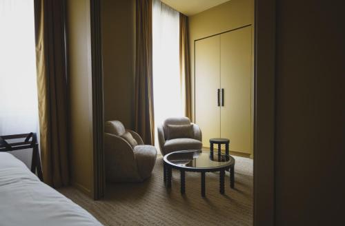 Junior Suite Shower and Bath