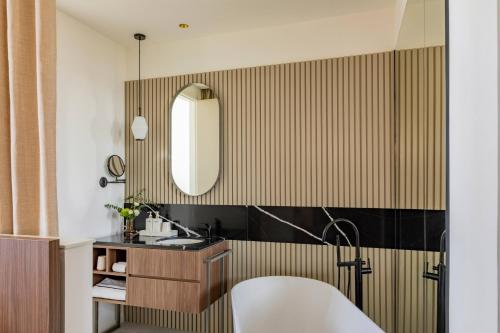 The Artist Junior Suite with Terrace and Urban Views