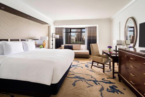 Guest room, 1 King Bed, City view