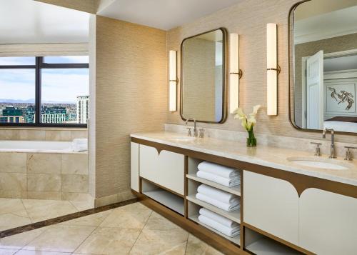 Two-Bedroom Suite - Club Lounge Access/High Floor
