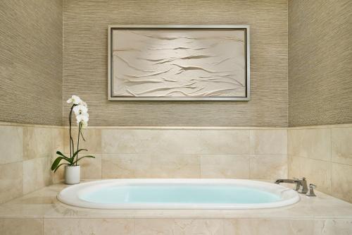 The Ritz Carlton Suite with City View - Club Lounge Access