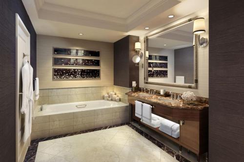 Queen Room with City View and Tub - Mobility and Hearing Accessible