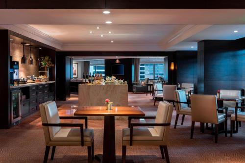 Club Level Queen Room with City View and Tub - Mobility and Hearing Accessible