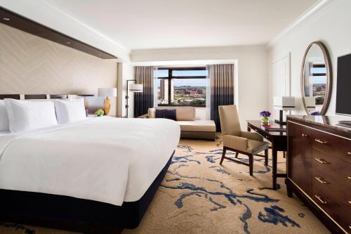 Deluxe King Room with Roll-In Shower - Mobility Accessible