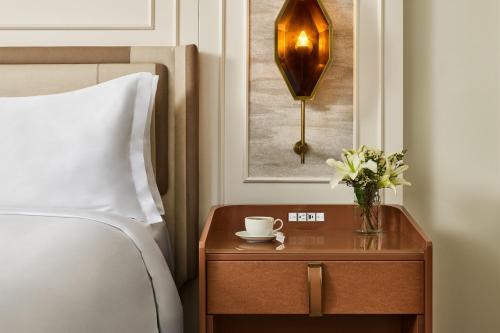 Deluxe King Room with Roll-in Shower - Mobility and Hearing Accessible
