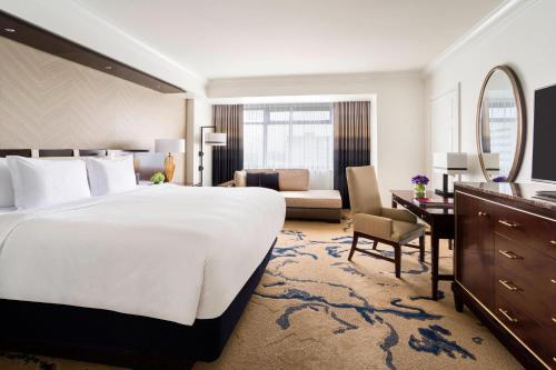Deluxe King Room with Roll-in Shower - Mobility and Hearing Accessible