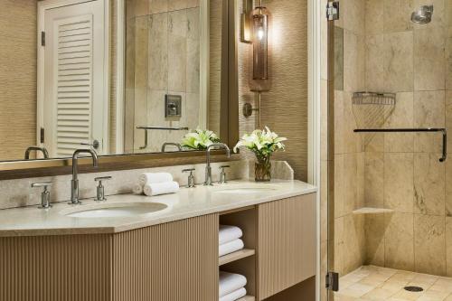 Deluxe King Room with Roll-in Shower - Mobility and Hearing Accessible