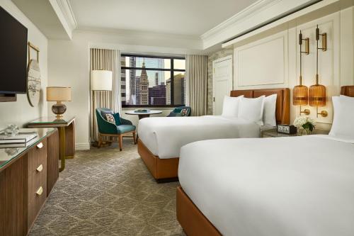 Queen Room with Tub and City View - Mobility Accessible