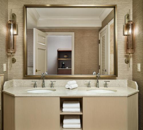 Queen Room with Tub and City View - Mobility Accessible