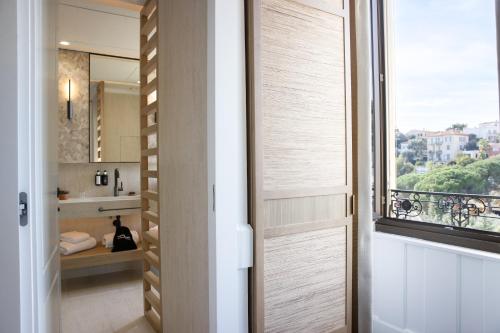 King Room with Mountain View