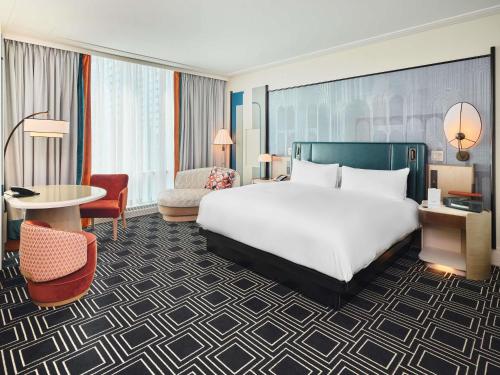 Luxury Corner King Room City View