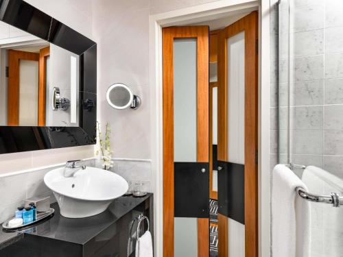 Luxury Corner King Room City View