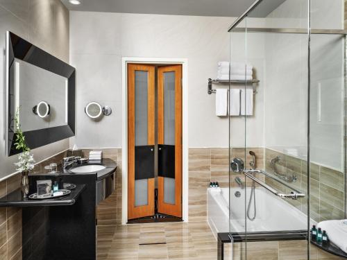 One-Bedroom Prestige Corner King Suite