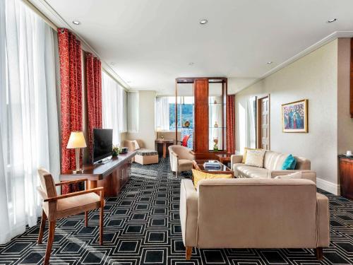 One-Bedroom Prestige Corner King Suite