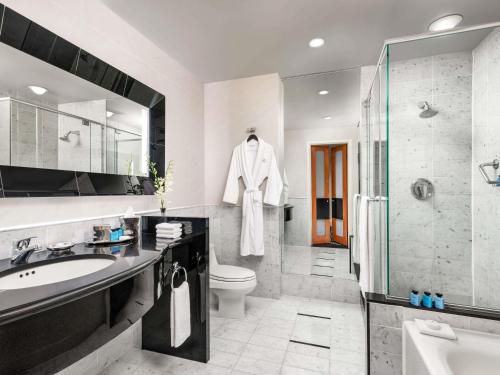 Signature King Room with City View 