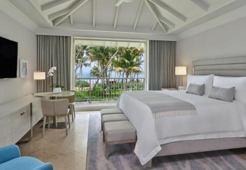 Oceanfront One Bedroom Suite with Balcony