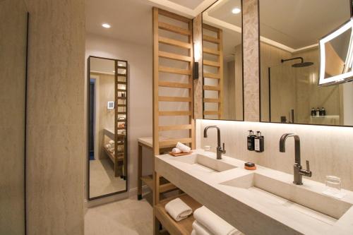 Deluxe Sea And Garden View Room With Balcony