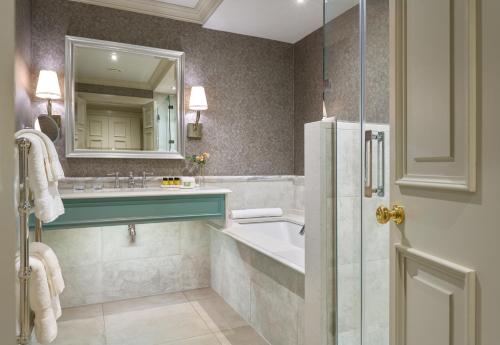 Superior King Room 