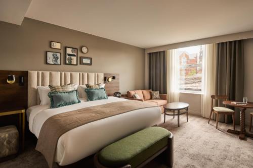 One-Bedroom King Suite with Bath