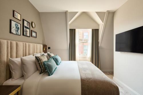 One-Bedroom King Suite with Bath