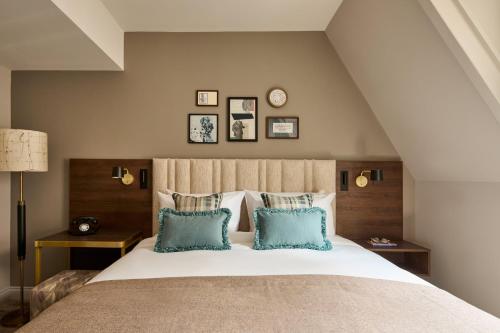 One-Bedroom King Suite with Bath