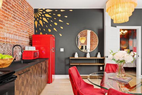 GINA ILCZYSZYN Art Suite 106