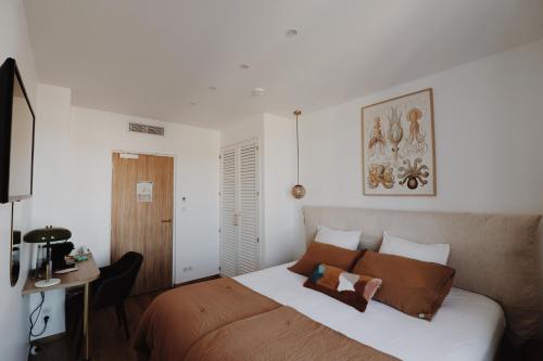 Double Room with Partial Sea View