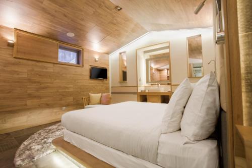 Double Room - No Window