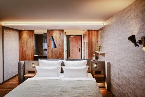 Deluxe Double Room with Shower