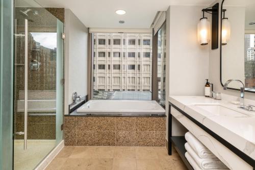 King Room with City View and Fitness Room