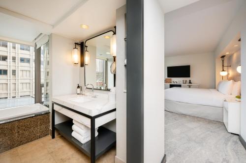 King Room with City View and Fitness Room