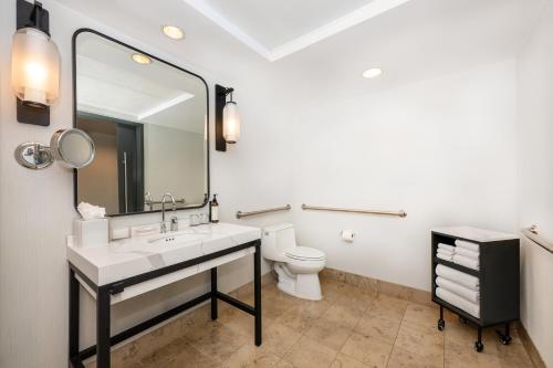 King Room with Water View - Roll-In Shower