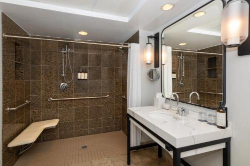 King Room with Water View - Roll-In Shower