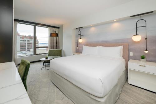 King Room with Water View - Roll-In Shower