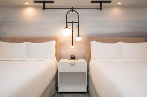 Queen Room with Two Queen Beds and City View - Roll-In Shower