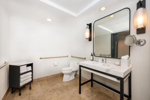 Queen Room with Two Queen Beds and City View - Roll-In Shower