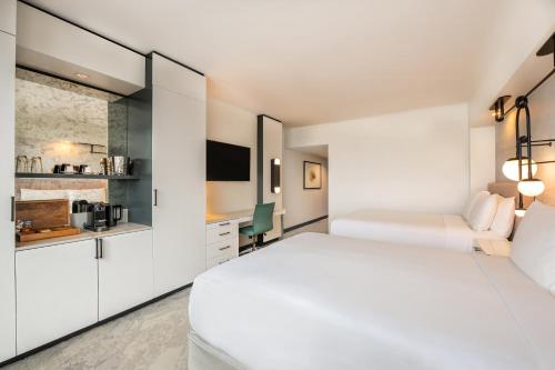 Queen Room with Two Queen Beds and City View - Roll-In Shower