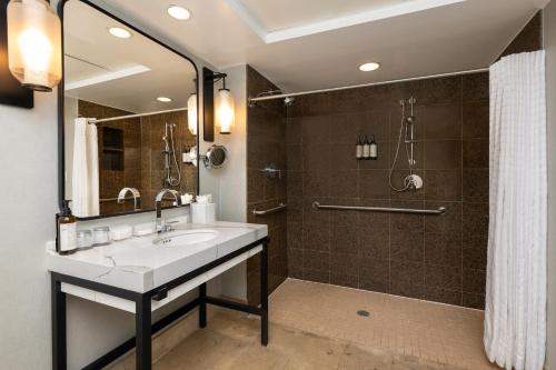 Queen Room with Two Queen Beds and City View - Roll-In Shower