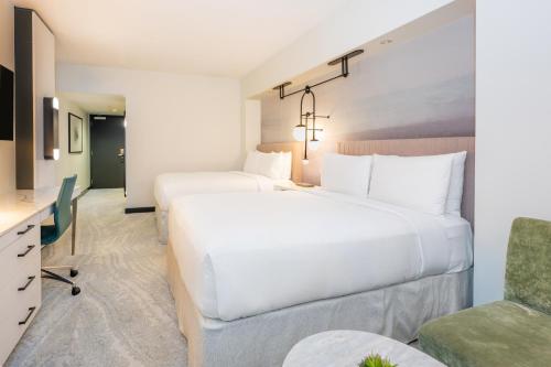 Queen Room with Two Queen Beds and City View - Roll-In Shower