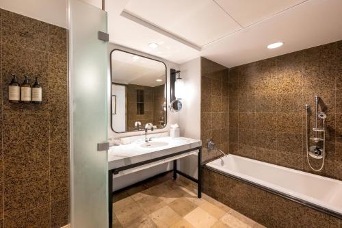 Queen Room with Two Queen Beds, Water View and Bathtub - Mobility Access