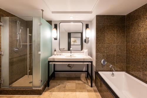Queen Room with Two Queen Beds, Water View and Bathtub - Mobility Access