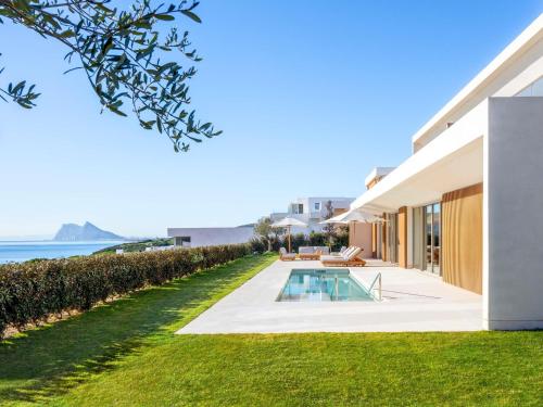 ROYAL 9 BEDROOM VILLA 9 King - 2300sm, Sea view, 2 private pools, full kitchen, parking