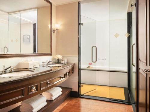 Junior King Suite with Club Access