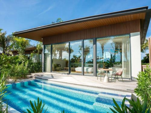 Family Beach Pool Villa with Capsule