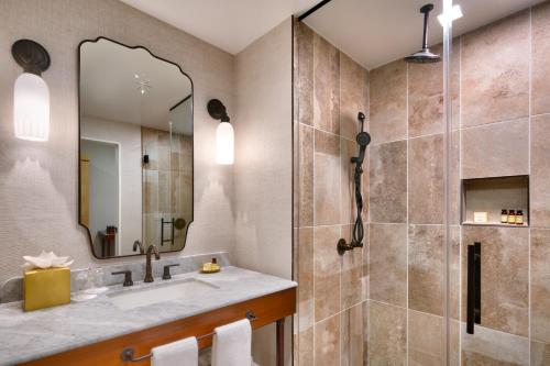 Guest room, 1 King, City view