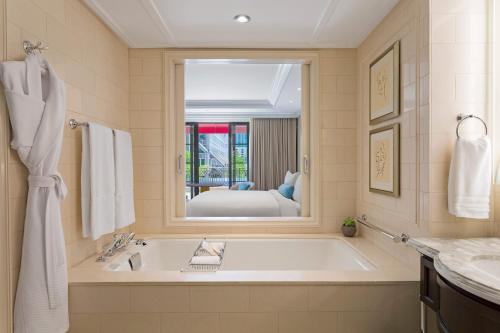 Grand Deluxe, Guest room, 1 King, Balcony