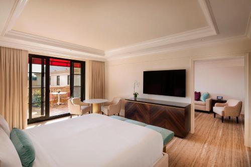 Caroline Astor Suite, Suite, 1 King, Pool view, Balcony