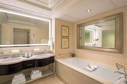 Caroline Astor Suite, Suite, 1 King, Pool view, Balcony